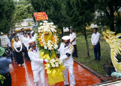 Lãnh đạo xã Nghĩa Mai, Lữ đoàn Tăng thiết giáp 206 dâng hương tưởng niệm các Anh hùng liệt sĩ